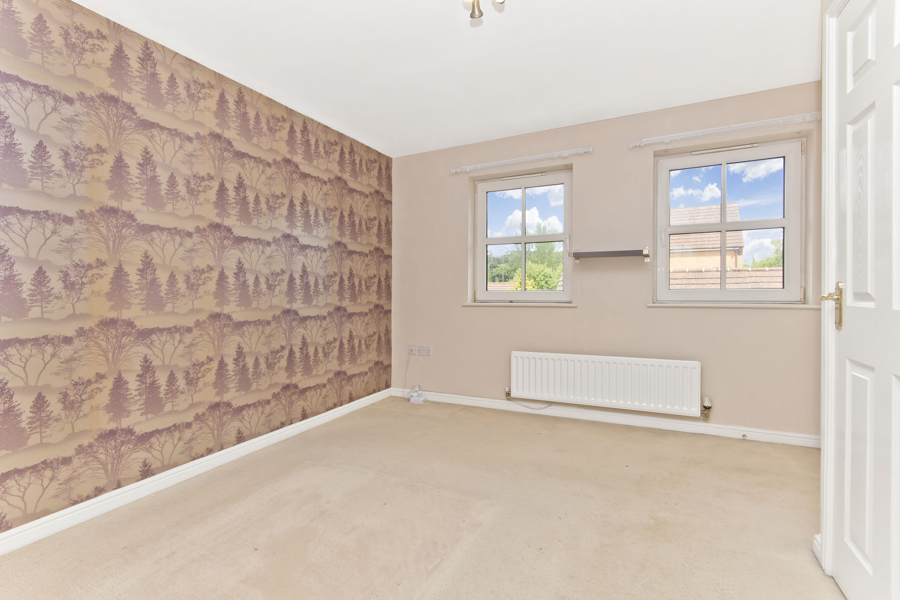 Image 09 - Bed 1.jpg